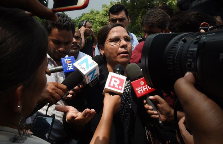 Lögmaðurinn Farha Faiz ræðir við fjölmiðla eftir að dómur féll í málinu í dag. Hún er harður andstæðingur aðferðarinnar.