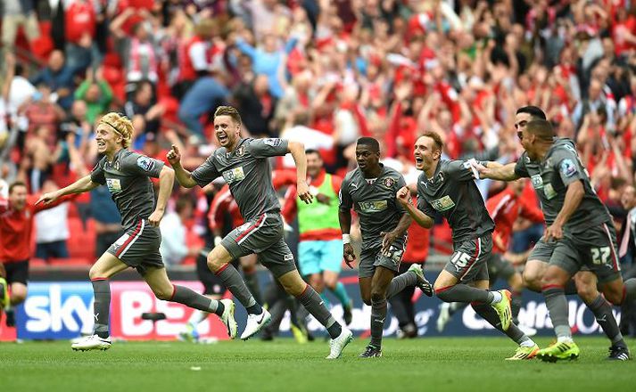 Kári fagnar með félögum sínum á Wembley.
