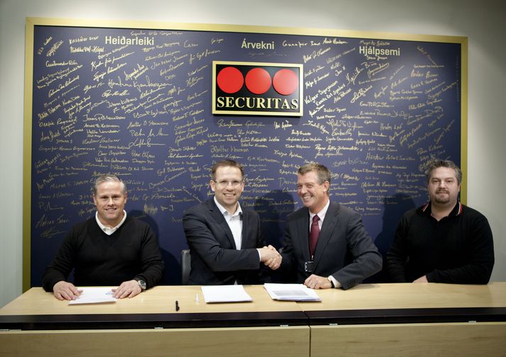 Forsvarsmenn Securitas og GuardTools undirrita samninginn.