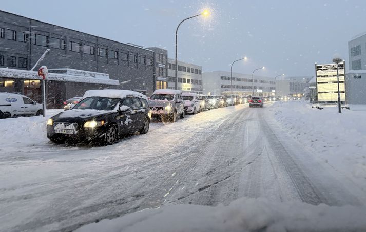 Líkt og í gær eru langar raðir við dekkjaverkstæði eftir því að komast í skipti. Ætla má að flestir bílarnir í röðinni hér séu á sumardekkjum.