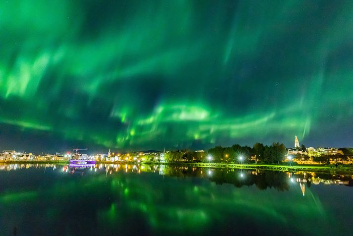 Norðurljós yfir Reykjavíkurtjörn.