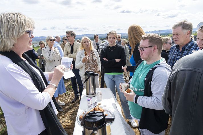 Sigrún Árnadóttir, framkvæmdastjfóri Félagsbústaða sýnir Birni Eggerti Gústafssyni, verðandi íbúa mynd af nýja húsinu. 