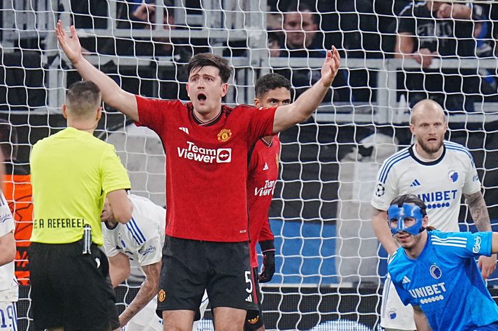 Harry Maguire mótmælir dómi í 4-3 tapi Manchester United í Kaupmannahöfn í gær.