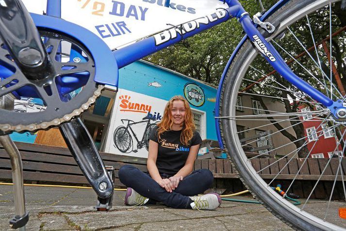  Eydís Sól Steinarrsdóttir, fjórtán ára, rekur hjólaleiguna Sunny Bikes við Klapparstíg. 