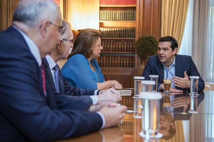Alexis Tsipras forsætisráðherra reynir að koma aga á þá stjórnarþingmenn sem ekki fylgdu honum að málum við atkvæðagreiðslu í síðustu viku.