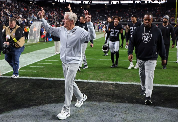 Pete Carroll gengur af velli eftir síðasta leikinn sem þjálfari Las Vegas Raiders en þar fagnaði hann sigri á móti Kansas City Chiefs.