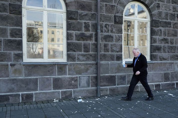 Skyr hreinsað af lóð Alþingis á öðrum tímanum í dag.