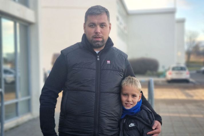 Einar Hannes Harðarson, formaður sjómanna og vélstjórafélags Grindavíkur ásamt syni sínum. Fjölskyldan hefst nú við í íbúð í Garðabæ eftir að hafa þurft að yfirgefa heimili sitt. Einar segir hljóðið í Grindvíkingum þungt.