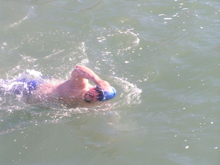 Benedikt LaFleur á sundi í morgun.