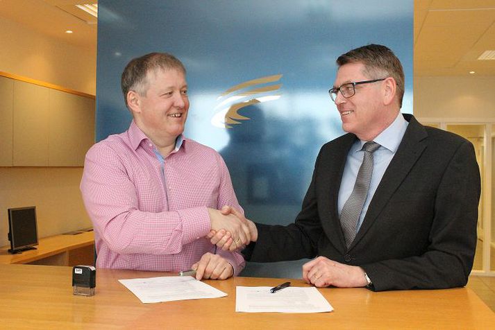 Guðmundur Ingi Ásmundsson, forstjóri Landsnets, og Karl Þráinsson, forstjóri ÍAV, við undirritun samkomulagsins í gær.