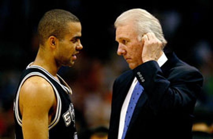Popovich ræðir við leikstjórnandann Tony Parker