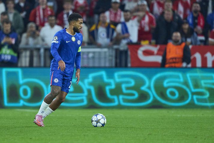 Reece James í leik með Chelsea og þarna má sjá greinilega veðmálauglýsingu á bak við hann.