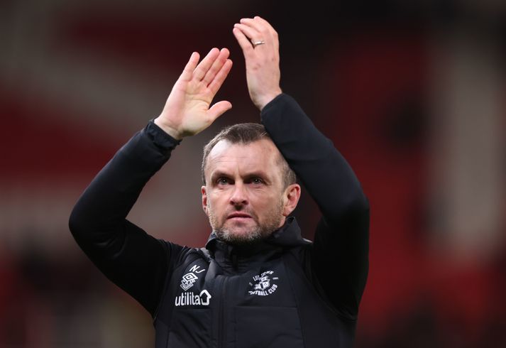 Nathan Jones fær í fyrsta sinn tækifæri til að stýra liði í ensku úrvalsdeildinni.