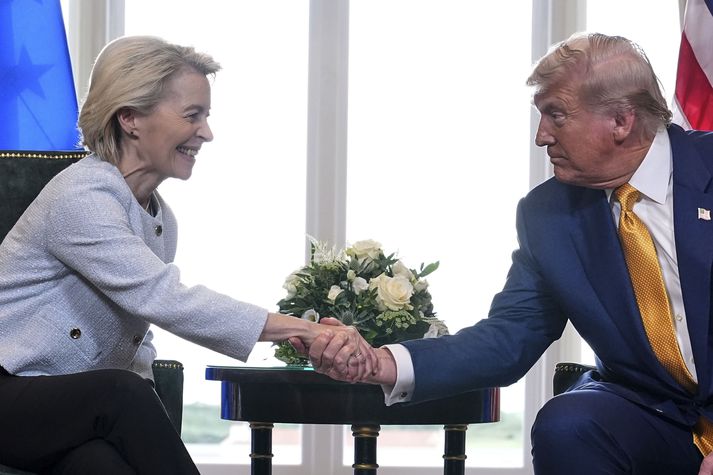 Von der Leyen og Trump tókust í hendur á Turnberry-golfvellinum í Skotlandi, sem er í eigu Trump, þar sem samningurinn var undirritaður í sumar.