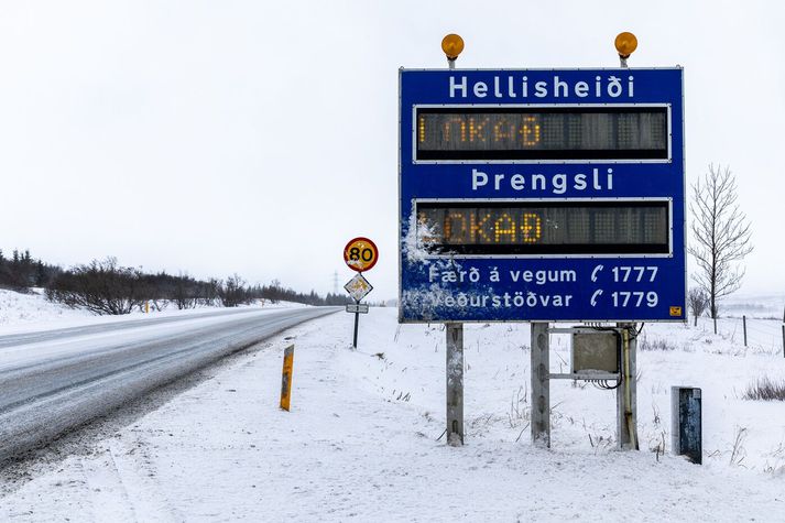 Hellisheiði og Þrengslum hefur verið lokað vegna slysa og fastra bíla.