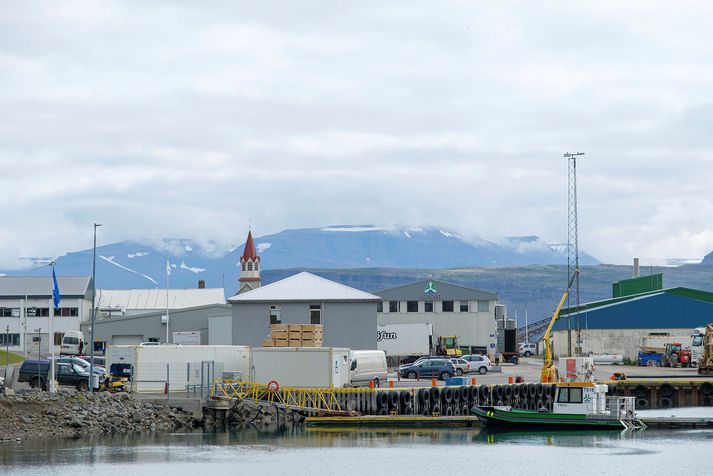 Í tilkynningu frá lögreglunni segir að maðurinn hafi verið við vinnu á Bíldudal.