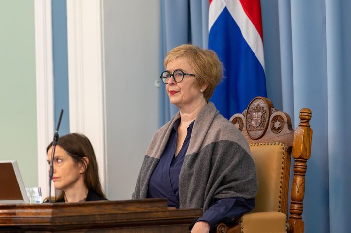 Þórunn Sveinbjarnardóttir, forseti Alþingis, reiknar með að umræða um þjóðaratkvæðagreiðslu um viðræður við Evrópusambandið klárist á morgun.