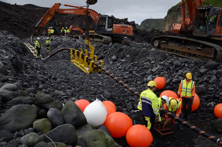 Það gekk á ýmsu við lagningu sæstrengsins milli lands og Eyja enda veður ekki alltaf eins og best verður á kosið.