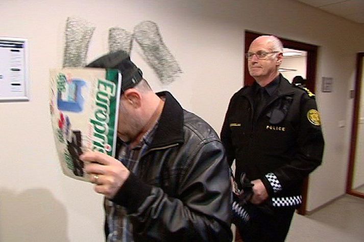 Málið komst upp þegar stór fíkniefna- og sterasending fannst í skipi í Straumsvík.