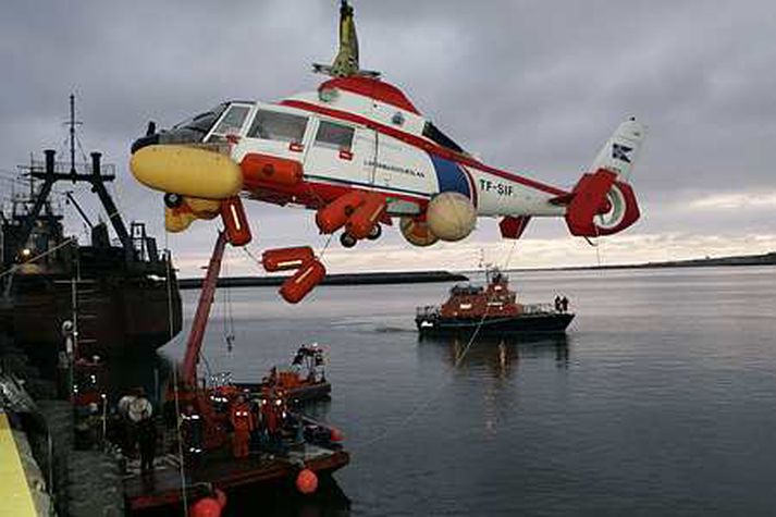Komið var með þyrluna til lands í nótt og hún flutt í flugskýli í Reykjavík til rannsóknar.