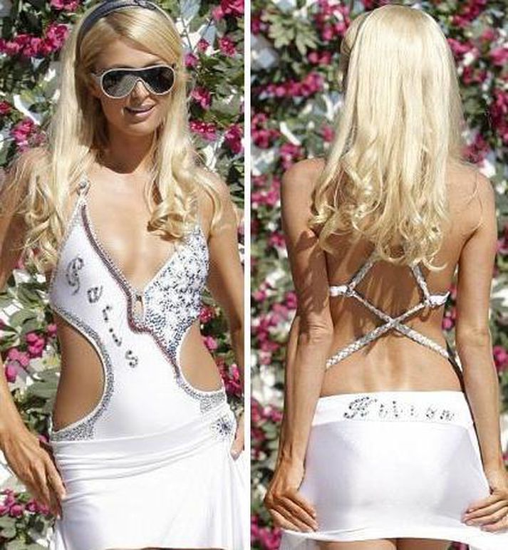 Paris Hilton með gervihárið pósar fyrir ljósmyndara.