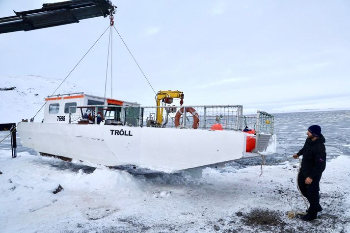 Pramminn hífður upp á þurrt.