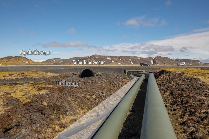 Núverandi flutningslagnir þar sem þær liggja til norðurs í steyptan stokk undir Suðurlandsveg. Nýja lögnin verður lögð vestan við þær í sama stokk (hvítskyggt svæði).