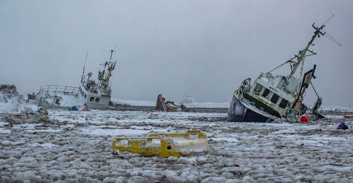 Mikið tjón var í smábátahöfninni á Flateyri í gærkvöldi þegar fyrra snjóflóðið féll.