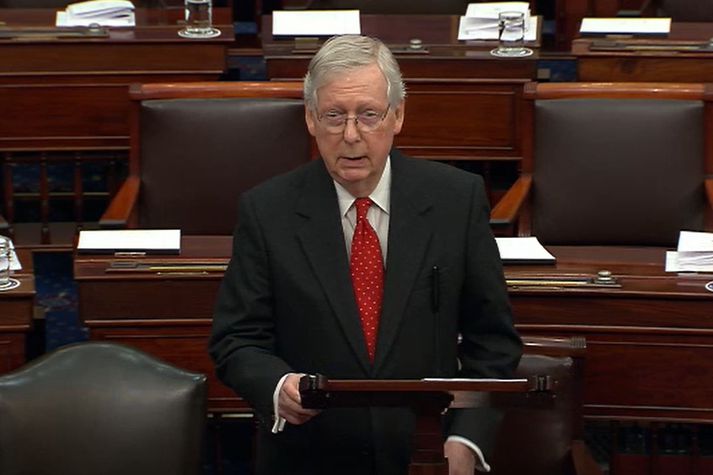 Mitch McConnell, leiðtogi meirihlutans, í ræðustól í dag.