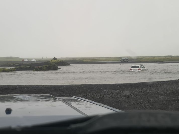 Ökumenn festu bíla sína í Hólmsá á Fjallabaksleið í gær.