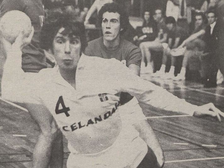 Viðar Símonarson lék með íslenska landsliðinu, meðal annars á Ólympíuleikunum 1972 og þjálfaði það síðar.