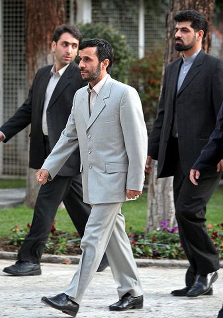 Ábúðarfullur Mahmoud Ahmadinejad, forseti Írans, er staddur í Írak þessa dagana til skrafs og ráðagerða.