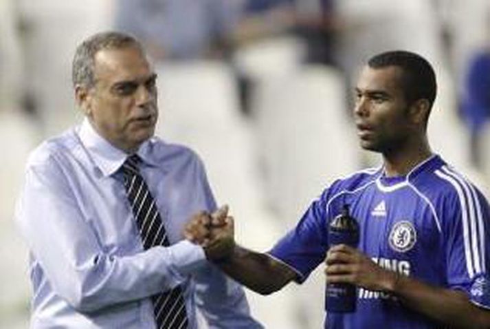 Avram Grant og Ashley Cole.