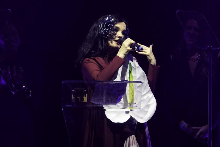 Björk þakkar fyrir sig í ræðu á verðlaunahátíðinni á þriðjudagskvöldið.