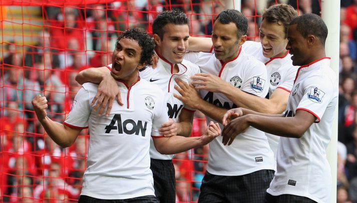 Ryan Giggs fagnar hér með félögum sínum í United á Anfield í dag.