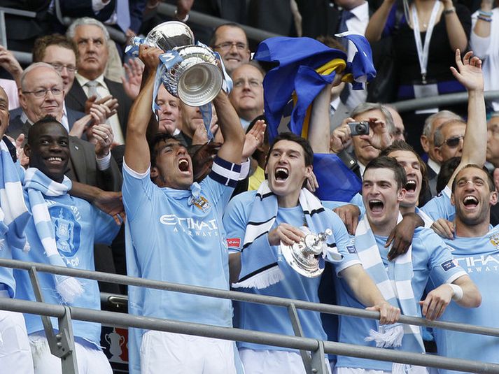 Carlos Tevez lyfti enska bikarnum.