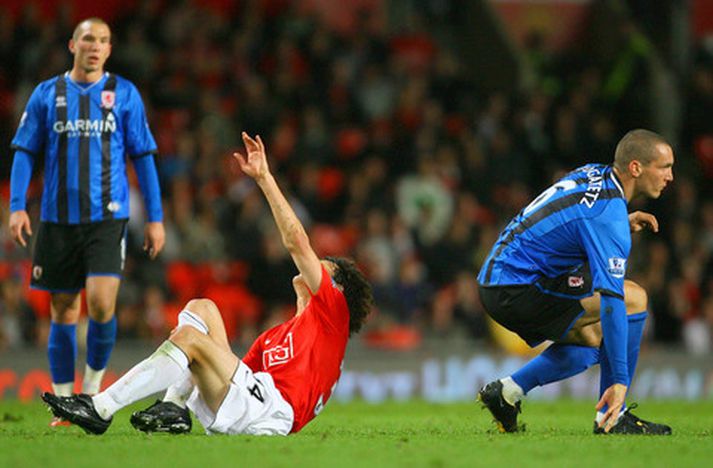 Pogatetz, til hægri, er hér nýbúinn að tækla Rodrigo Possebon, leikmann Manchester United. Pogatetz fékk rautt fyrir.