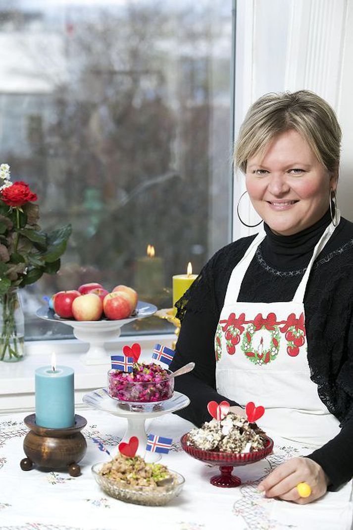 Með jólasvuntuna hennar ömmu. "Amma var algjör snillingur í matseld. Ég er hálfvegis alin upp hjá ömmu og afa og hef kannski erft einhverja takta frá henni.“