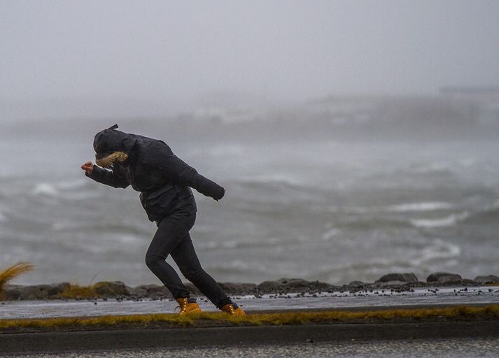 Óveðurslægð liggur nú rétt suðaustur af landinu og þokast hún norðaustur í fyrstu og síðan til norðvesturs.