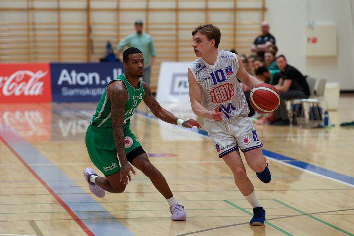 Dúi Þór Jónsson dekkaður af Khalil Shabazz, stigahæsta leikmanni kvöldsins. Myndin er úr leik liðanna fyrr í vetur. 
