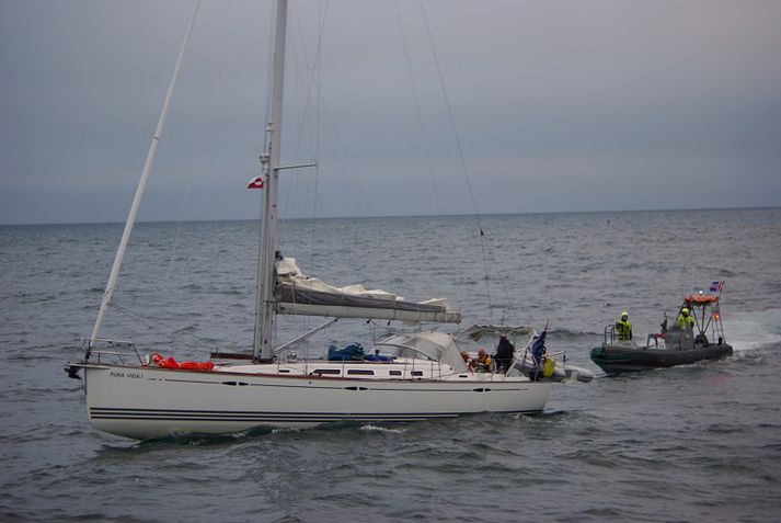 Varðskipsmenn fluttu tæpa 220 lítra af eldsneyti yfir til skútunnar.