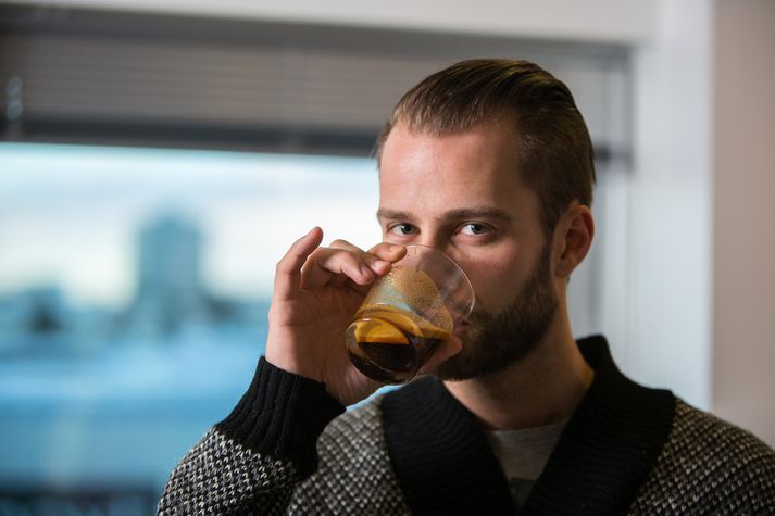 Einar hefur frá árinu 2010 gegnt stöðu framkvæmdastjóra vöruþróunar hjá Meniga ehf.