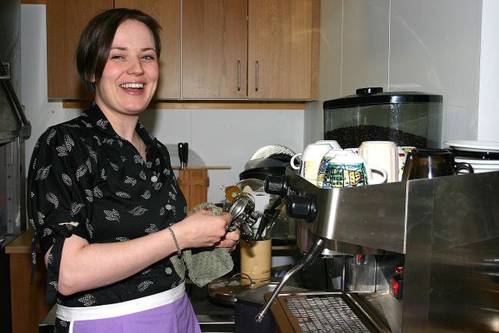 Rúna tekur sig vel út við kaffivélina sem hún fékk að láni hjá Kaffitár.