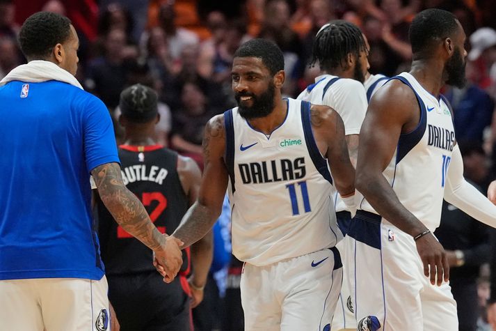 Kyrie Irving fékk vænan bónus frá Dallas Mavericks eftir sigurinn í nótt.