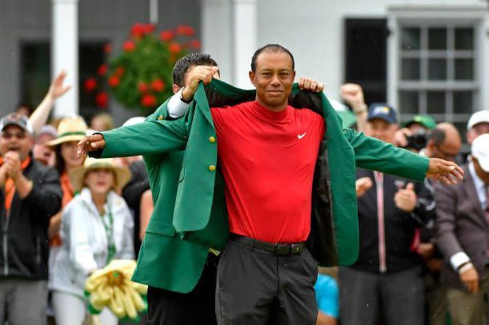Patrick Reed klæðir Tiger Woods í græna jakkann árið 2019