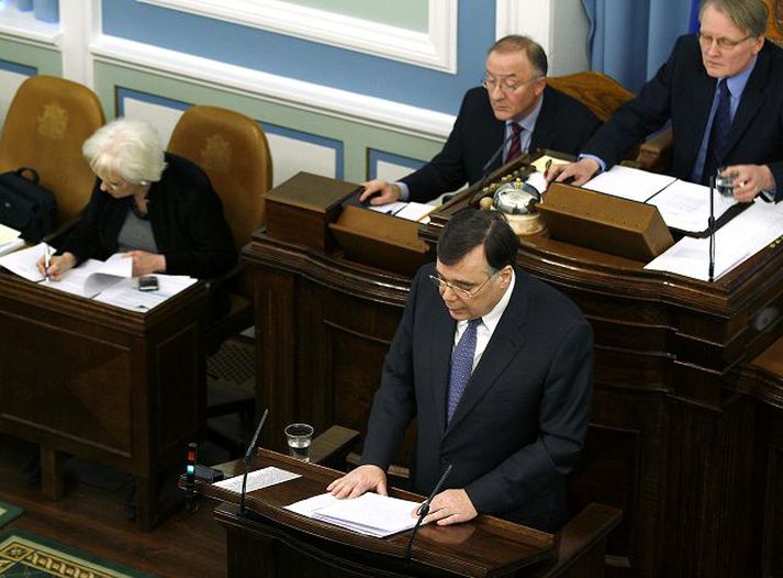 Umræðu um stjórnskipunarlög, sem frestað var á þriðjudag, var fram haldið í gær, samkvæmt samkomulagi. Sjálfstæðismenn gagnrýna frumvarpið harðlega.fréttablaðið/gva