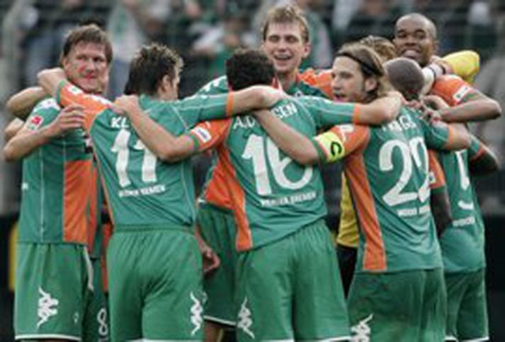 Leikmenn Bremen fagna hér frábærum sigri sínum á Bochum í dag