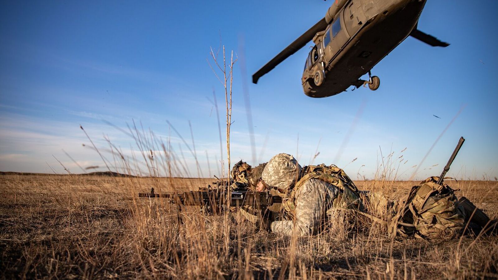 Sendir líka fall­hlífar­her­menn til Mið-Austurlanda