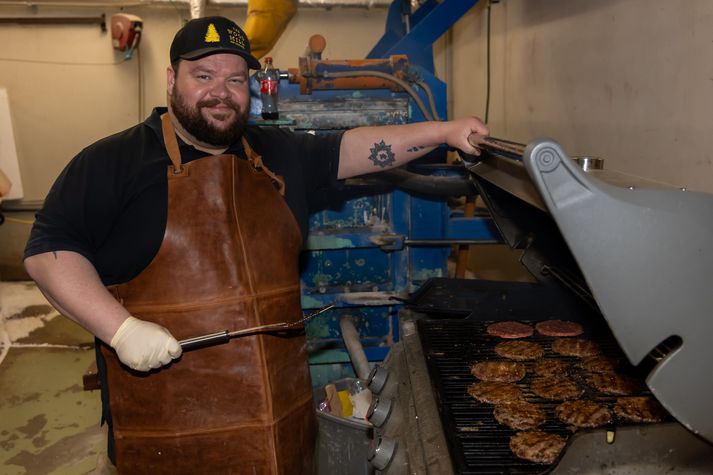 Grillmeistarinn og athafnamaðurinn Gísli Rúnar sá til þess að enginn færi svangur úr húsi.