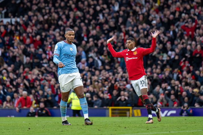 Marcus Rashford setur hendurnar upp í loft til merkis um að hann hafi ekki snert boltann áður en Bruno Fernandes skoraði.